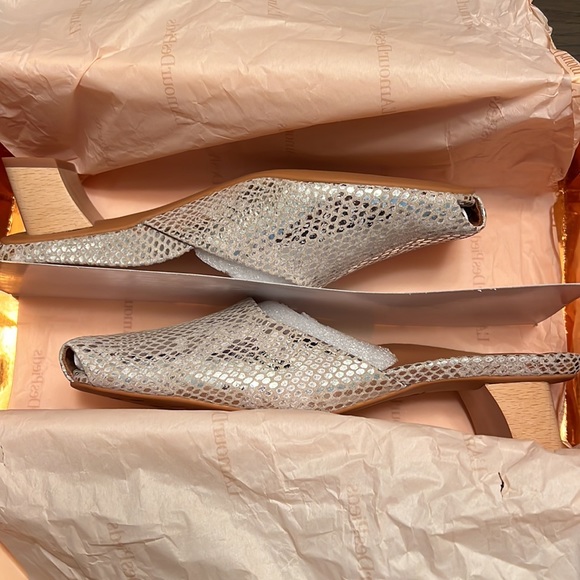 L’Amour Des Pieds Gold/Silver Snake Print: REASONABLE OFFERS ACCEPTED - Picture 2 of 6